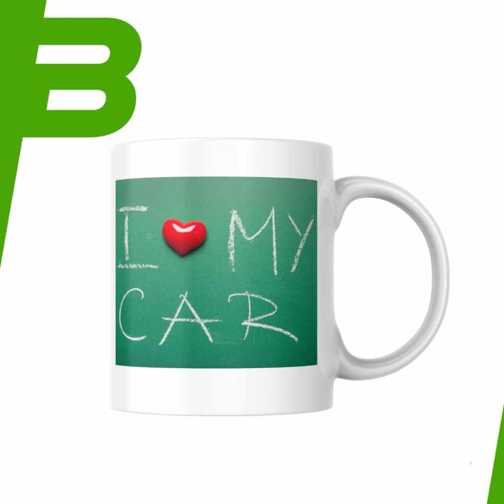 Biały kubek z napisem ‚I ❤️ MY CAR’ na zielonym tle, idealny gadżet dla fana motoryzacji.